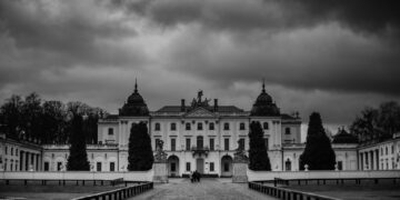 "Wersal Podlasia": Historia i znaczenie Pałacu Branickich Turystyka i rekreacja „Wersal Podlasia”: Historia i znaczenie Pałacu Branickich