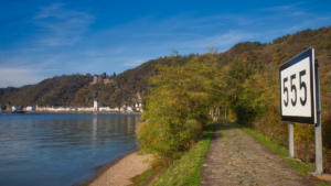 Anielska liczba 555 na tle duchowego krajobrazu, symbolizująca zmiany i duchowy rozwój.