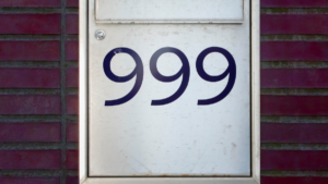 Anielska liczba 999 na tle duchowego krajobrazu, symbolizująca zakończenia i nowe początki.