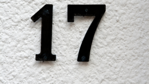 Anielska liczba 1717 na tle duchowego krajobrazu, symbolizująca nowe początki i wewnętrzną mądrość.