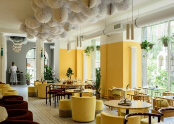 Ewolucja przestrzeni - poznaj najważniejsze trendy w projektowaniu stolików kawiarnianych i restauracyjnych na sezon 2026